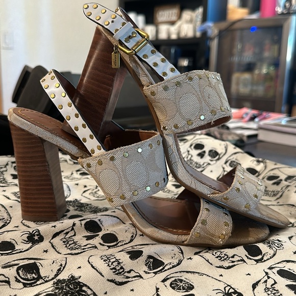 ✨ Coach Rylie Heeled Sandals Jacquard Monogram Signature Beige Neutral Studded ✨ - Picture 5 of 8